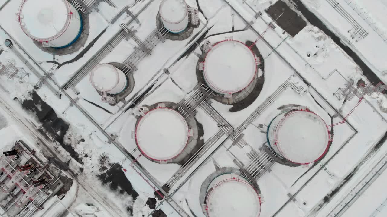 겨울에 연료 크에 있는 석유 매장 - 러시아에서 유럽과 미국으로 석유 판매 - 우크라이나의 제재와 전쟁으로 인한 연료 위기 - 세계에서 연료의 모방