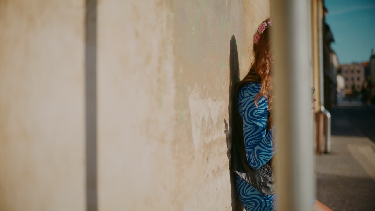 mujer elegante en la calle