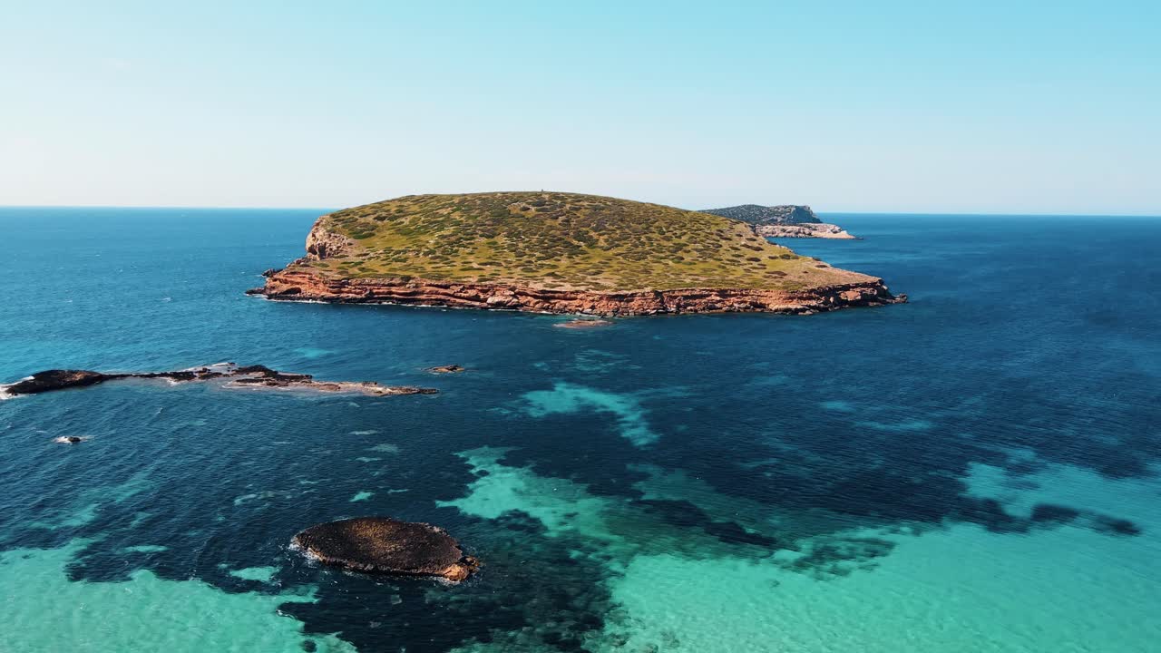 공중: 지중해, cala comte, 스페인 해안의 황량한 섬을 향해 비행