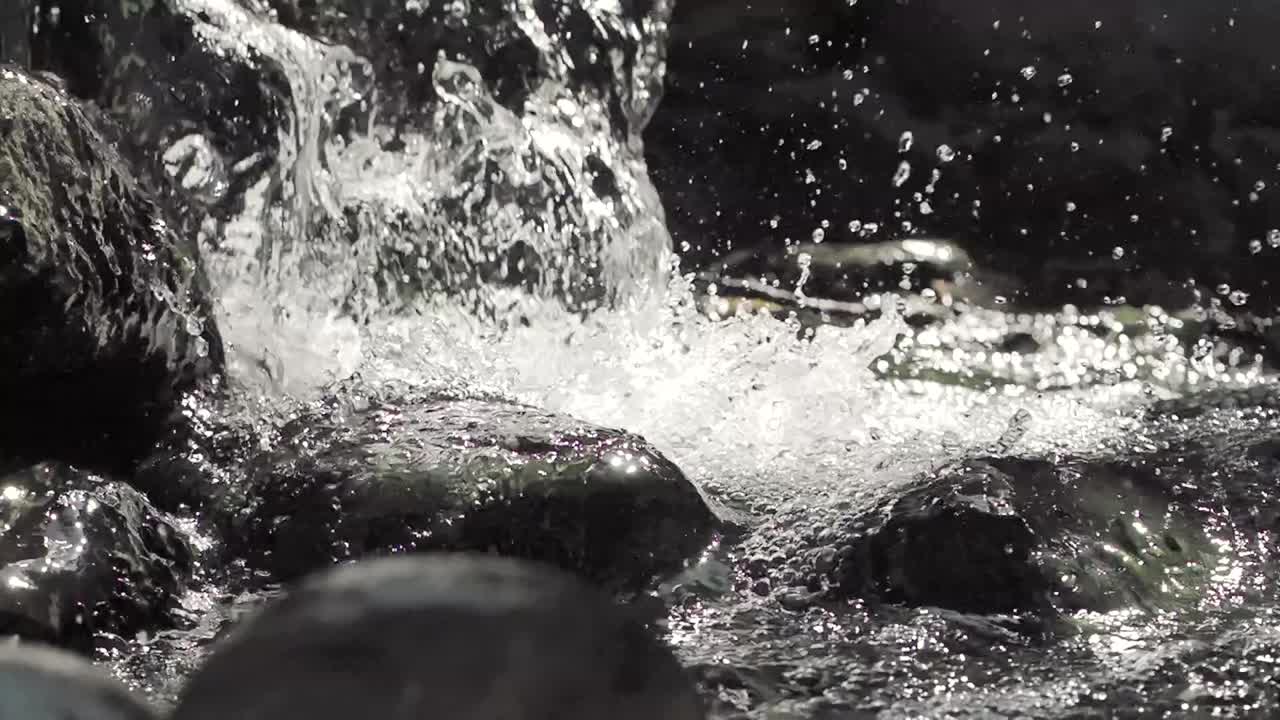 바위 위로 흐르는 물