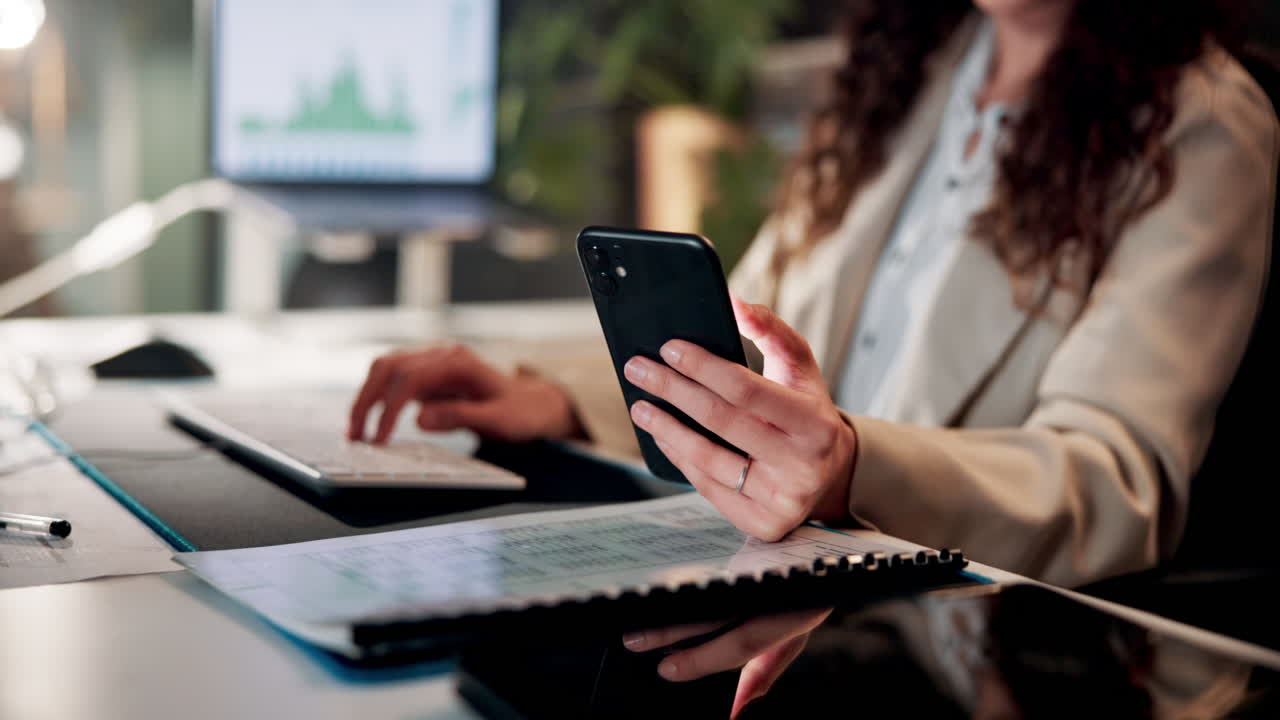 mujer de negocios trabajando hasta tarde en la noche en la oficina