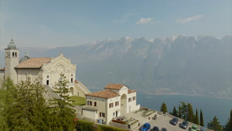 órbita-Aérea-Sobre-El-Santuario-De-Tignale-Montecastello-En-El-Lago-De-Garda-En-Lombardía,-Italia