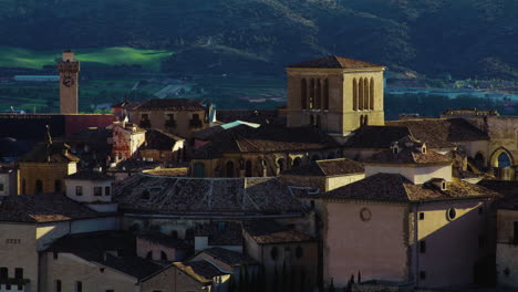 Historic-and-Touristic-Town-Buildings-of-Spain-City-of-Cuenca,-Establishing-Zoom-in-Shot