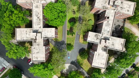 Aerial-top-down-shot-showing-rooftop-of-crucia-Apartment-block-complex-in-Staten-Island-surrounded-by-trees-during-summer---New-York-City,-USA