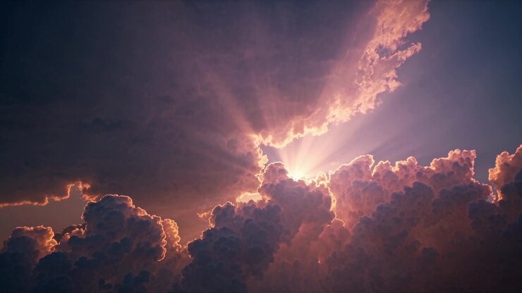 Luce del sole che filtra attraverso nuvole temporalesche drammatiche al tramonto