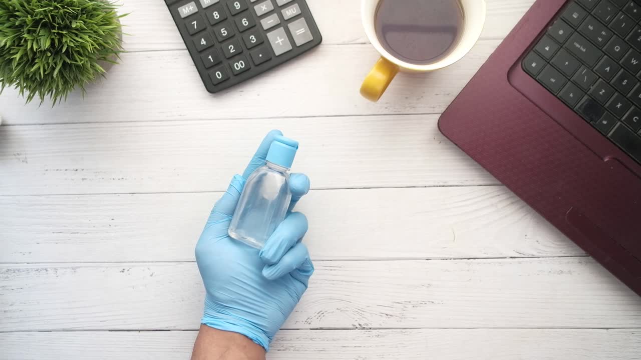 desinfectante para las manos en un escritorio