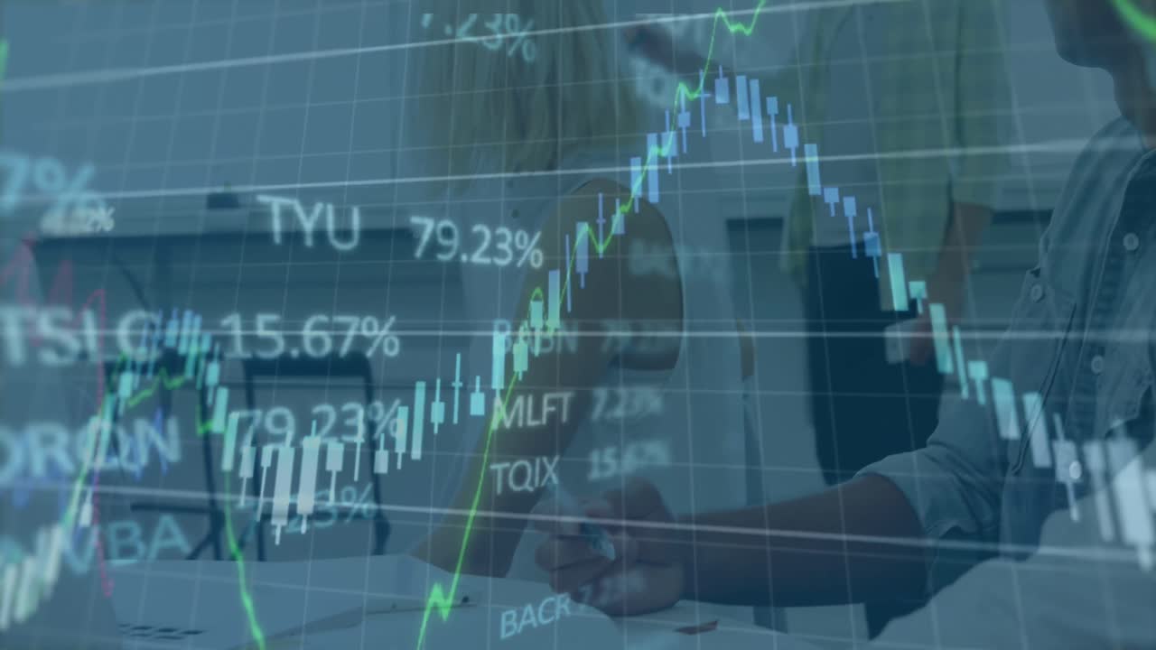 animación del procesamiento de datos financieros sobre un hombre caucásico haciendo una presentación en la oficina