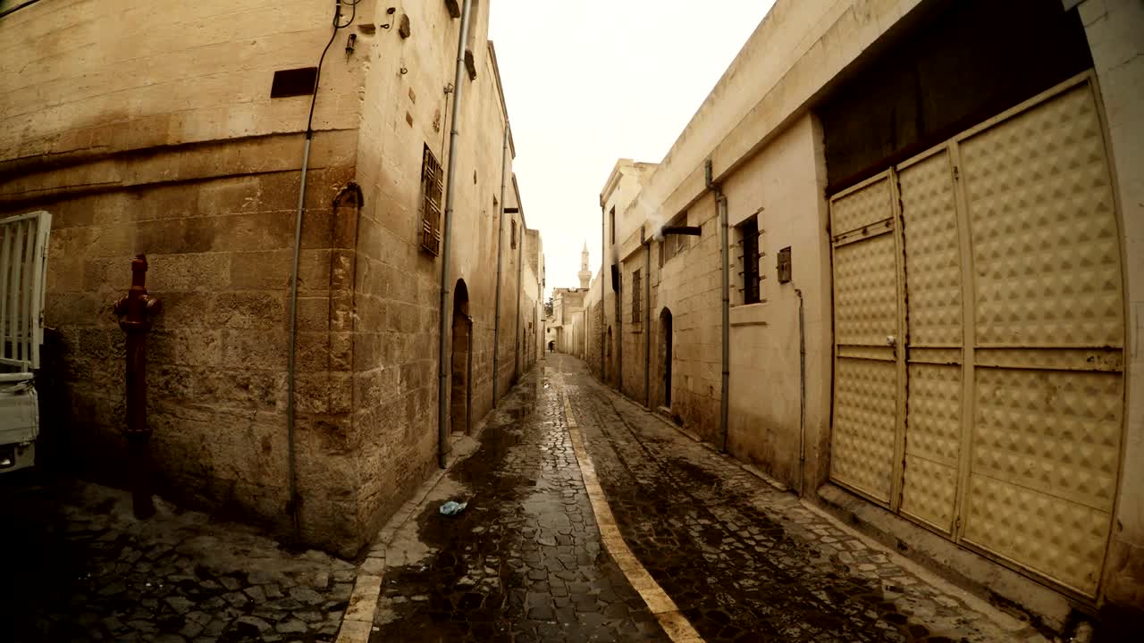 Angolo di strette e vuote strade antiche in pietra a Sanliurfa
