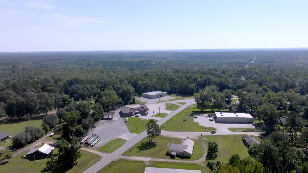 Coffeeville, Alabama di musim panas dengan video drone bergerak melingkar