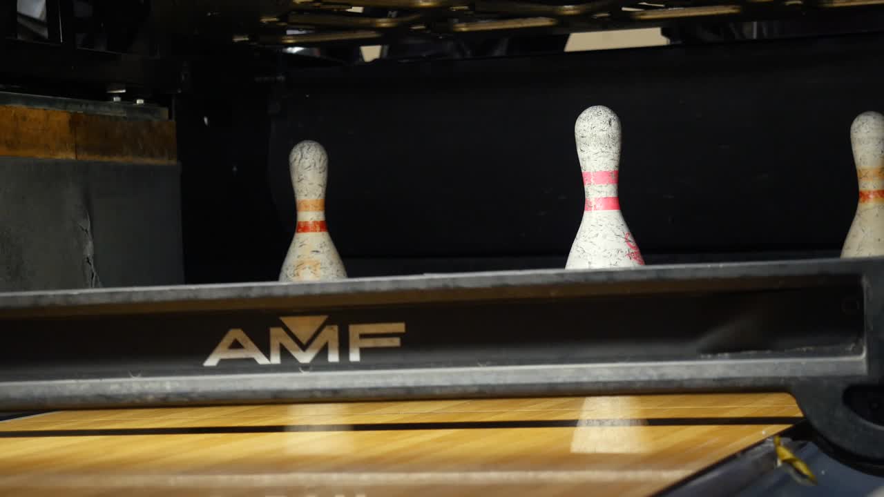 Bowlingové kuželky na bowlingové dráze
