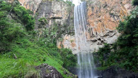 una cascada que cae en cascada por un acantilado rocoso