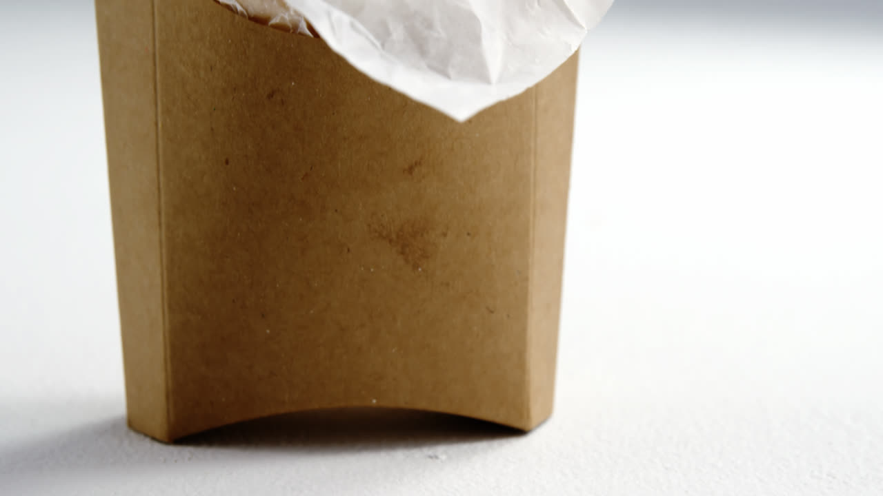 patatas fritas en un contenedor para llevar