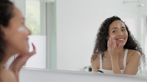 mujer feliz, cara y crema en el espejo para el cuidado de la piel