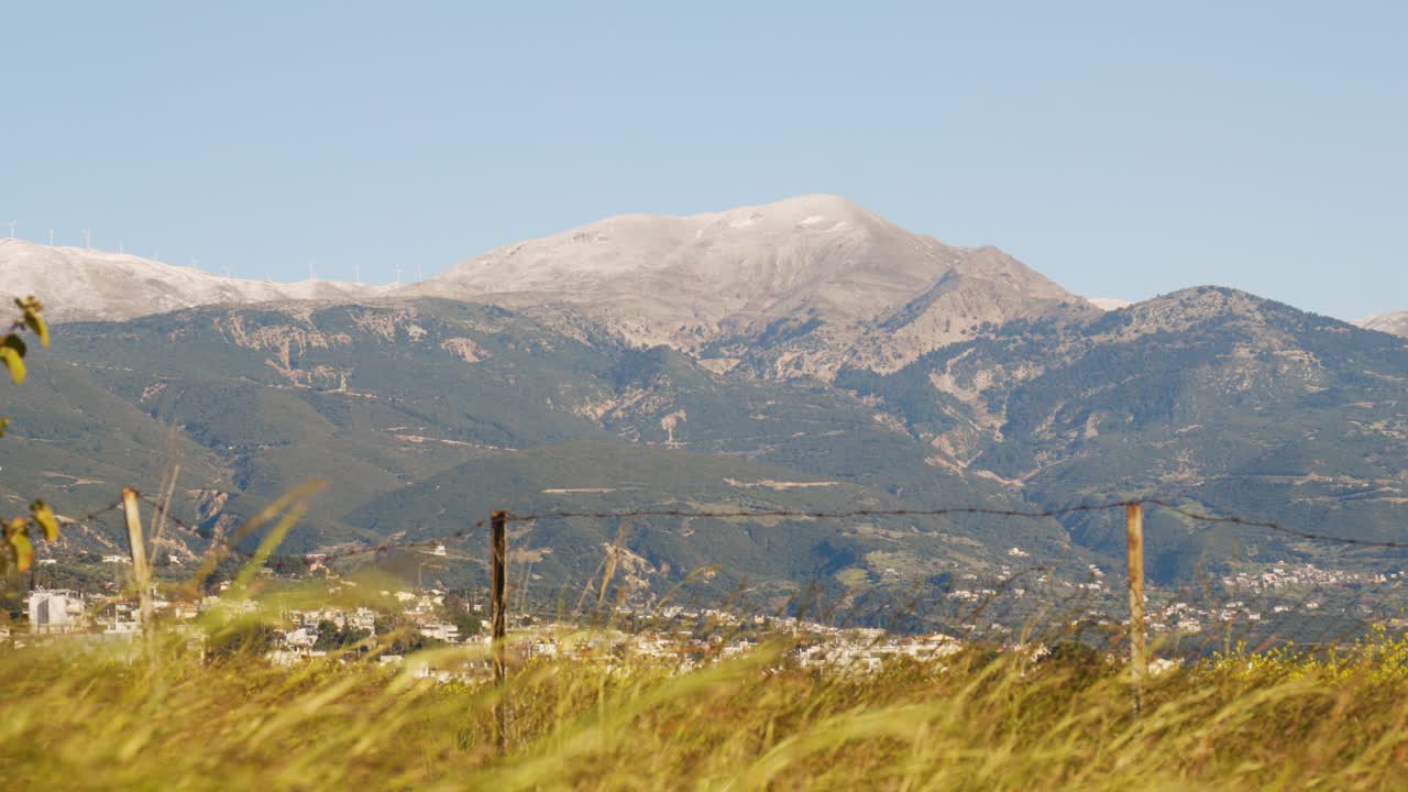 Paesaggio montano panoramico vicino a Patrasso, Grecia, con vista sulla campagna e sulla natura