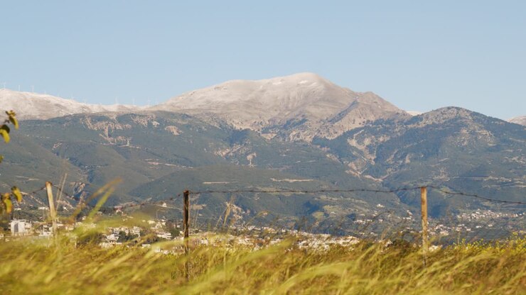 Paesaggio montano panoramico vicino a Patrasso, Grecia, con vista sulla campagna e sulla natura