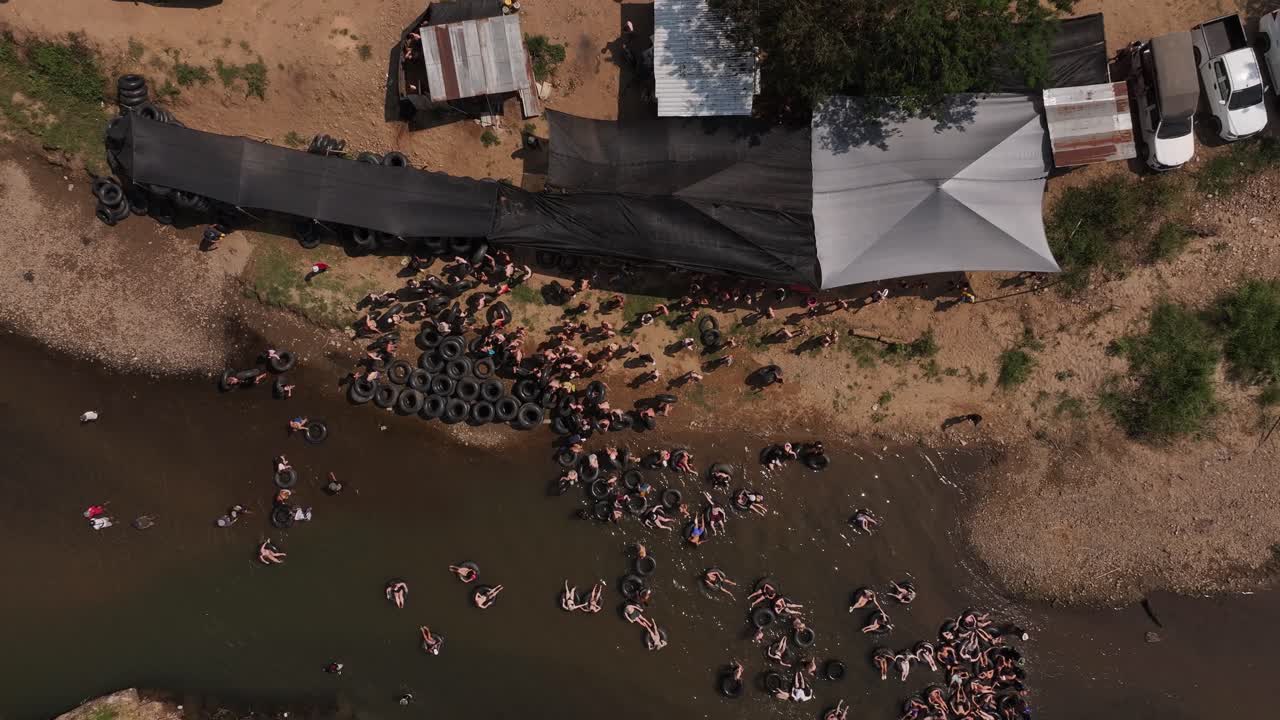 Bezoekers trekken massaal naar tubing op de Pai Rivier in Mae Hong Son, Thailand