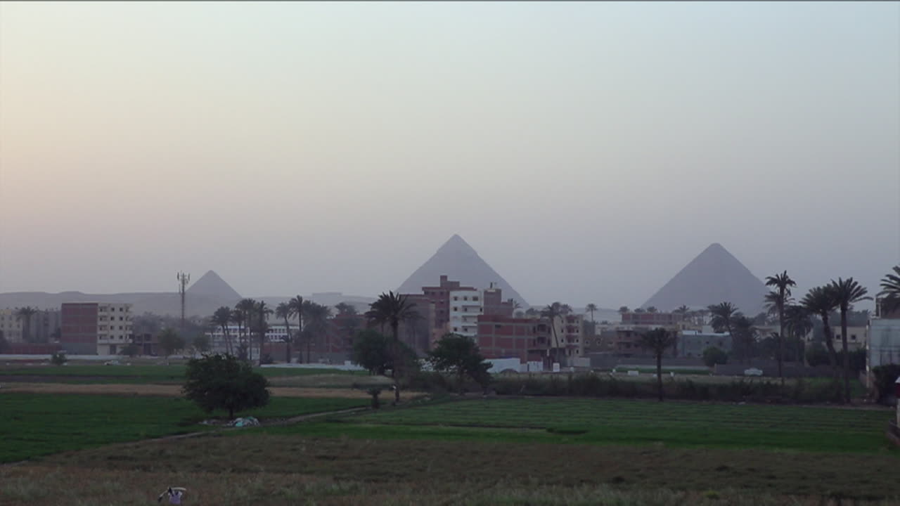 las pirámides de egipto se ven en la distancia detrás del horizonte de el cairo