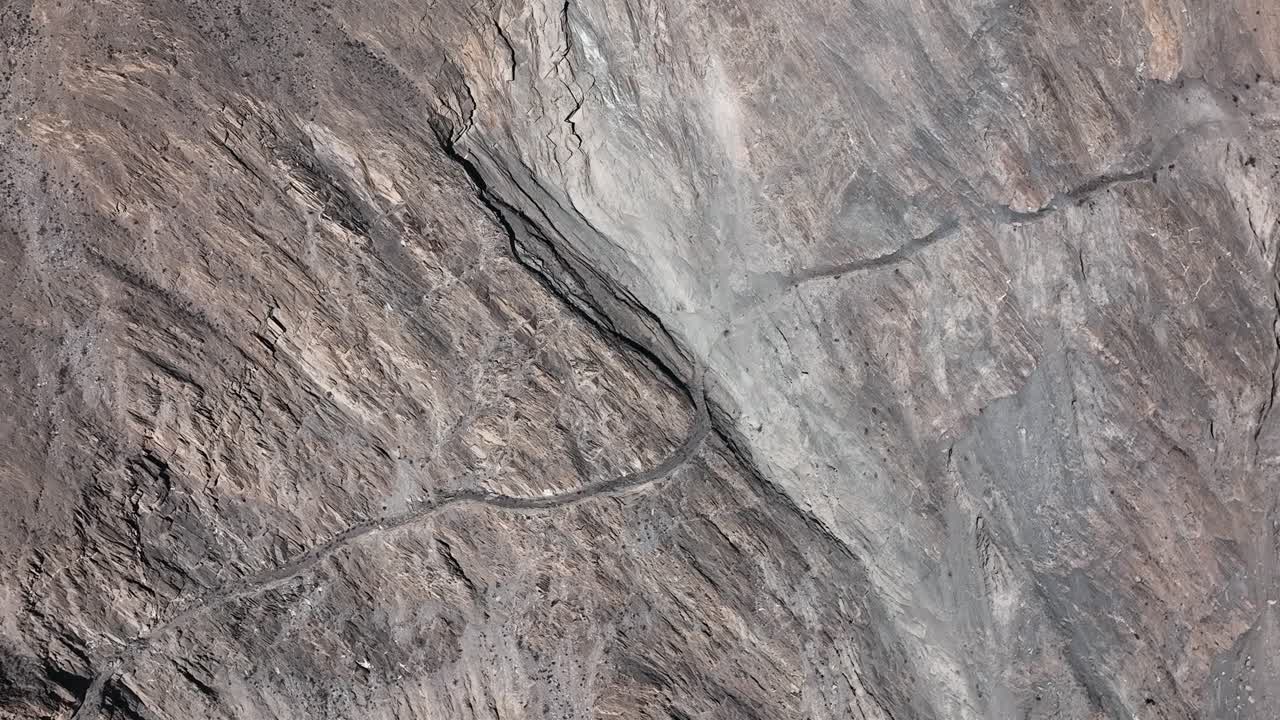 파키스탄의 카라코람 고속도로를 따라 있는 오래된 실크로드, 절벽 쪽 높은 곳에서 보이는 도로 구간은 도보 경로에서 진화했습니다.