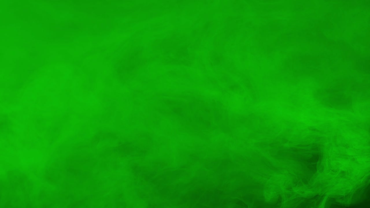 Realistisk grøn røg eller tåge driver og hvirvler på en sort baggrund. Ideel til overlejringer, special effects og til at skabe en mystisk, giftig eller magisk atmosfære.