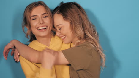 amigos felices abrazándose