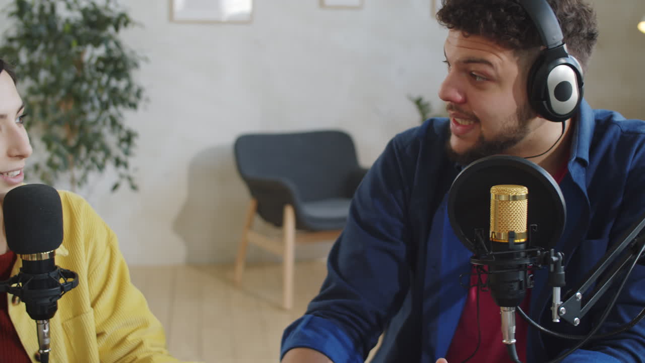 Uomo e donna che registrano un podcast insieme
