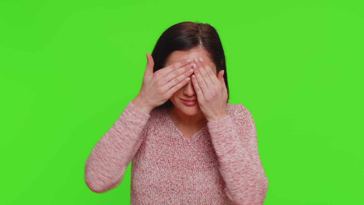 호기심 많은 젊은 여성은 손으로 눈을 감고 손가락을 통해 스파이, 숨기고  ⁇ 보는