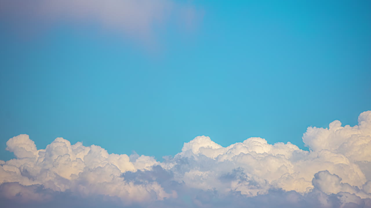 파란 하늘을 가로질러 지나가는  ⁇  구름