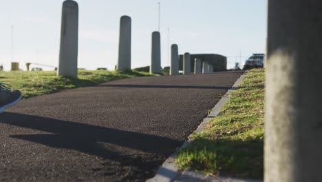 mujer afroamericana en ropa deportiva corriendo en el parque en un día soleado