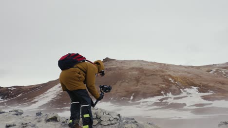 El-Camarógrafo-Prepara-El-Equipo-Y-Captura-Un-Vídeo-Del-área-Geotérmica-De-Myvatn.