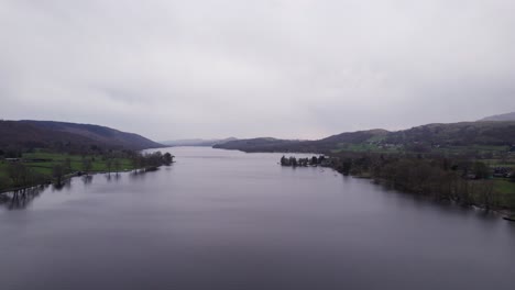 Disparo-De-Drone-Tirando-Hacia-Atrás-Sobre-Un-Lago-En-Un-Día-Oscuro-Y-Malhumorado,-Amplio,-Aéreo