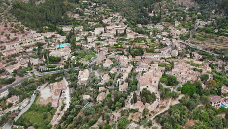 Vista-Aérea-De-Casas-En-El-Pueblo-De-Deia,-Mallorca,-España.