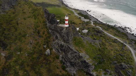 Faro-De-Cabo-Palliser-En-Un-Acantilado-Con-Olas-Oceánicas-En-La-Costa-Rocosa-En-Nueva-Zelanda