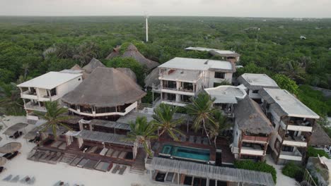 Hotel-Am-Strand-Am-Meer,-Bereit-Für-Die-Saison-Von-Gästen-Und-Touristen