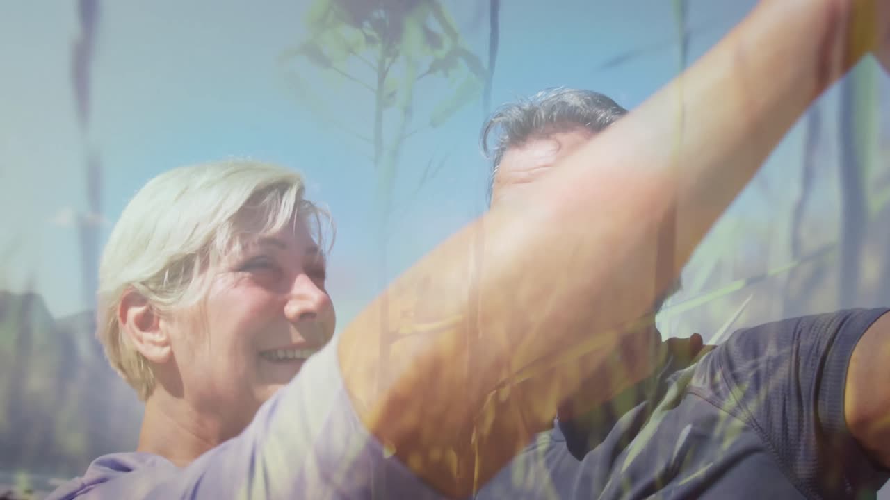 анимация светящегося света над улыбающейся старшей парой, танцующей на открытом воздухе