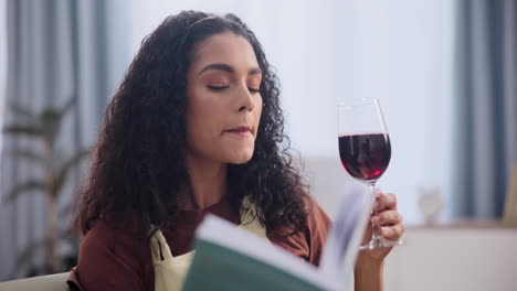 mujer degustando vino rojo y leyendo un libro