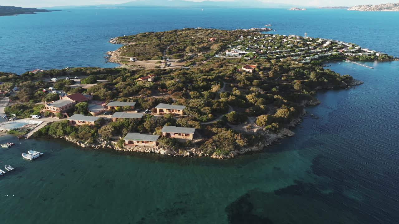 이슬레다 (isuledda) 또는 이슬라 데이 가비아니 (isla dei gabbiani) 는 이 유명한 사르데니아 섬 위의 도에서 공중에서 볼 수 있는 모습이다.