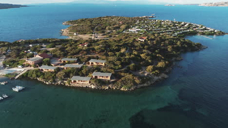 isuledda o isla dei gabbiani: vista aérea en órbita sobre esta famosa isla de cerdeña