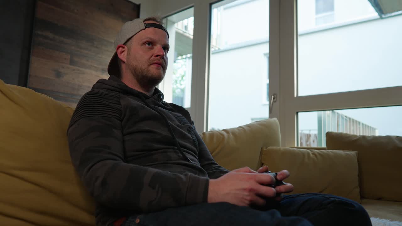 GAMING - Uomo millennial si concentra mentre gioca a un videogioco, piano medio
