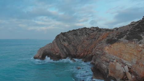 Drone-Captura-Majestuosos-Acantilados-Bañados-En-Luz-Dorada-De-La-Mañana