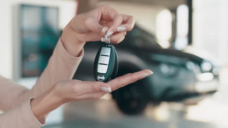 mujer sosteniendo las llaves del coche