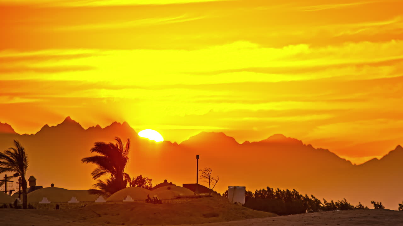 волшебный таймлапс заката за горами в экзотическом месте