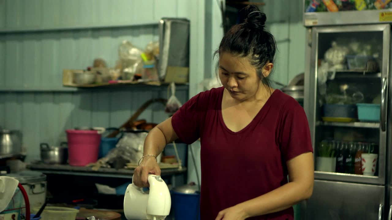 아시아 여성 베이커리 가정 요리