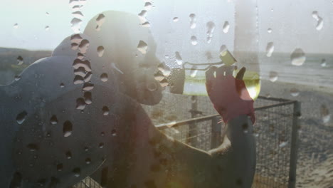 animación de gotas de agua sobre el ejercicio hombre afroamericano tomando un descanso bebiendo agua