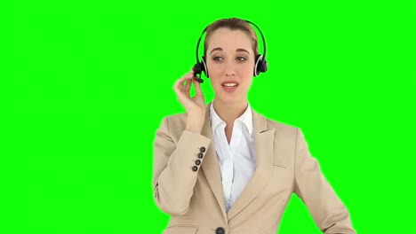 agente del centro de llamadas hablando en los auriculares