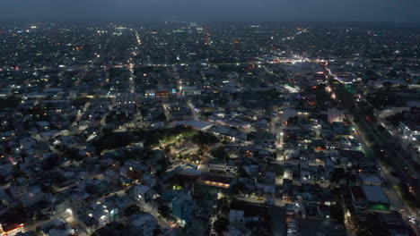 Luftpanoramablick-Auf-Die-Stadt-Nach-Sonnenuntergang.-Kippen-Sie-Den-Abendhimmel-Mit-Wolken-Nach-Oben.-Cancun,-Mexico