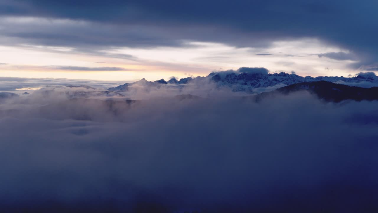 Vrstvy mlhy a mraků se vznášejí nad štíty Dolomiti di Brenta, Trentino, Itálie – Letecký záběr dronem.