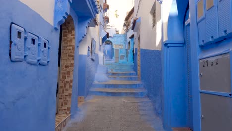 Gimbal-in-of-narrow-street-of-Blue-medina-of-Chechaouen,-Morocco