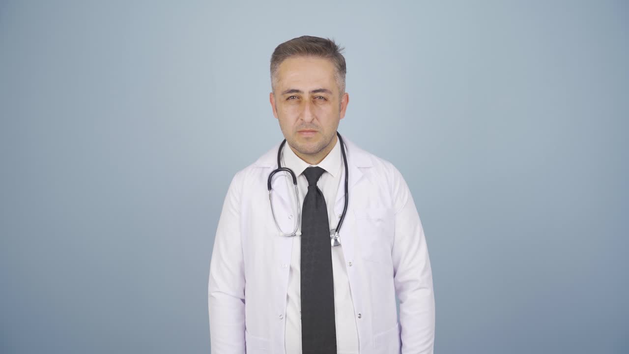 의사는 평범한 표정으로 카메라를 쳐다본다.