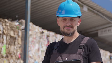 Nahaufnahme-Eines-Slomo-Porträts-Eines-Arbeiters-Mit-Helm-In-Einer-Recyclinganlage