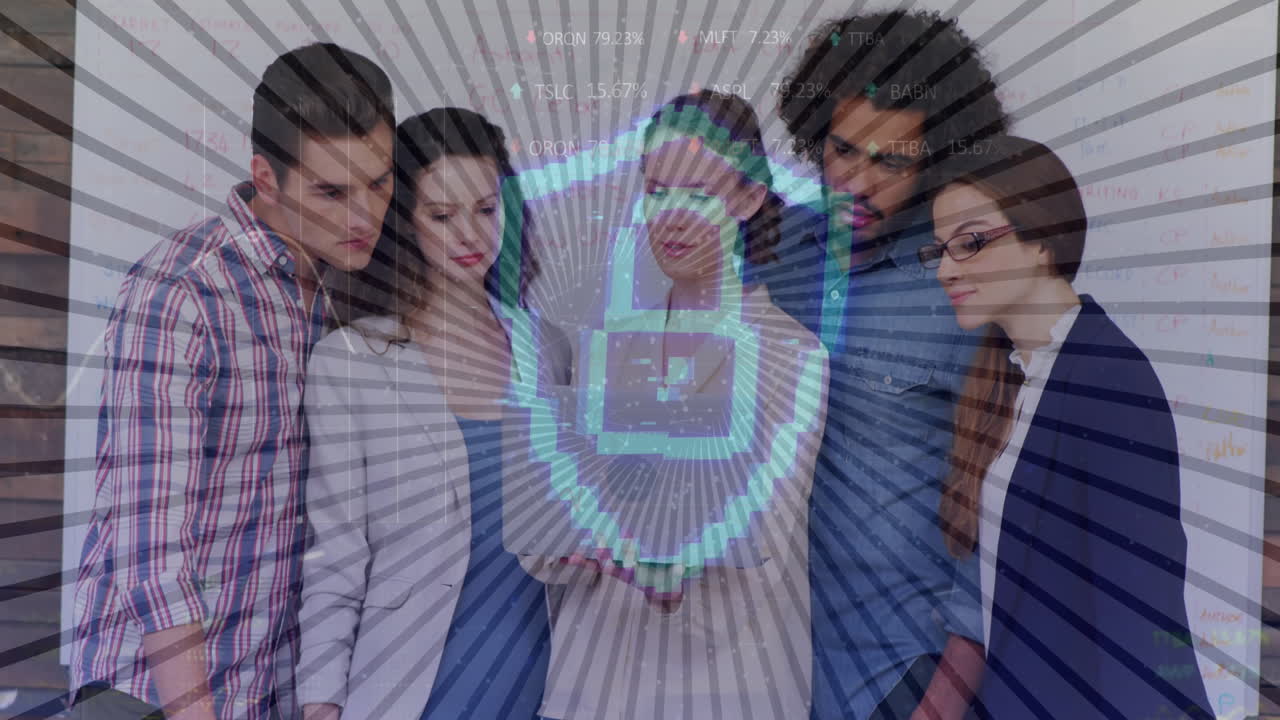 animación de candado y procesamiento de datos sobre diversas personas de negocios en la oficina